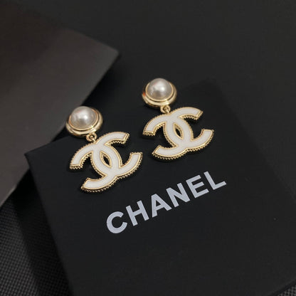 Pendientes de perlas de epoxi con carácter