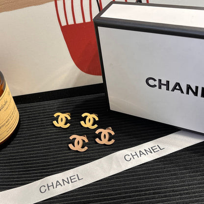 Boucles d'oreilles clous alphabet classique