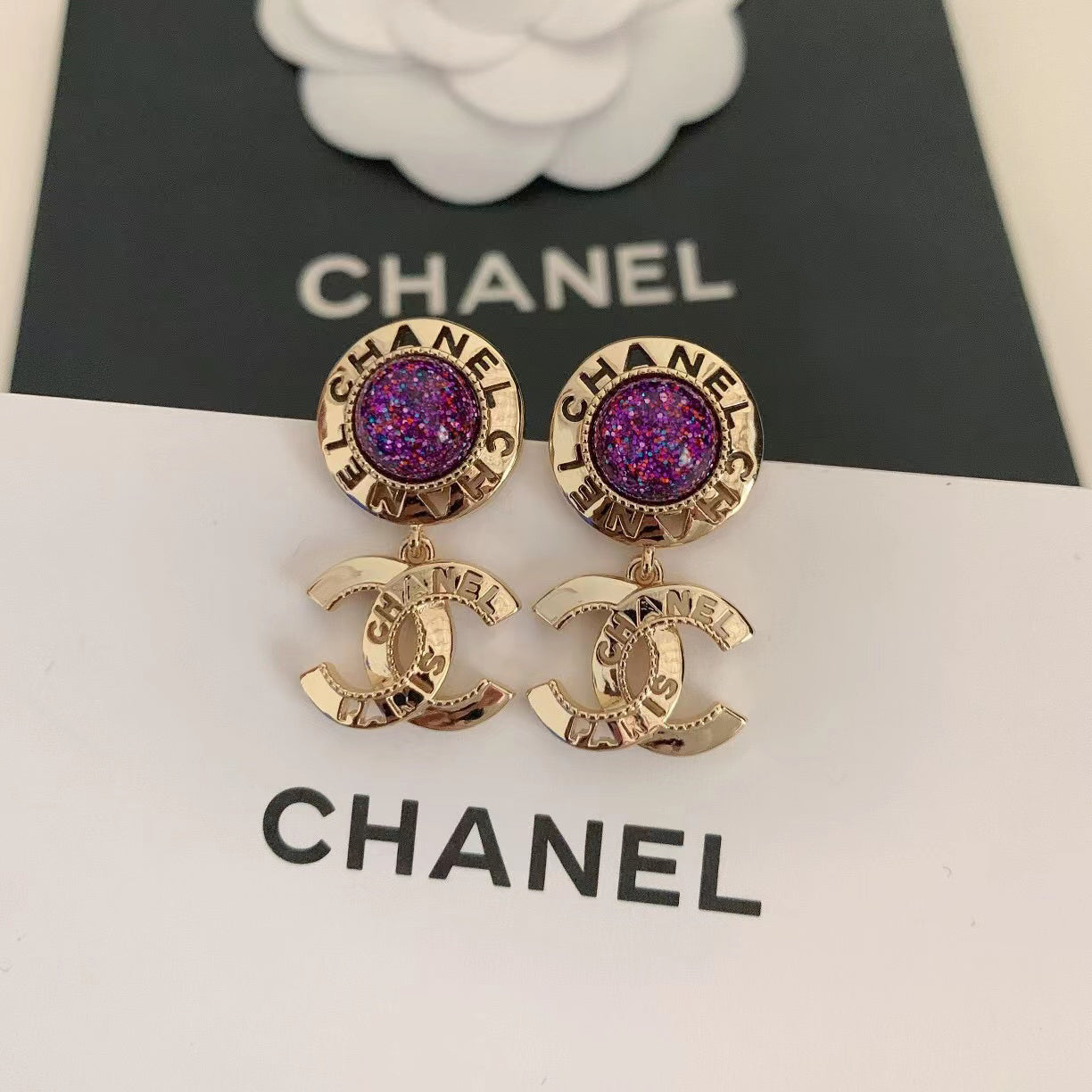 Pendientes de bola morada a la moda