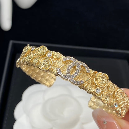 Pulsera abierta de camelia grabada en relieve