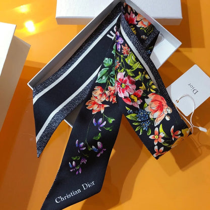 Foulard en soie à double épaisseur avec bord biseauté et motif floral