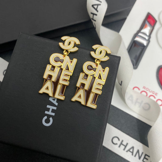 Pendientes con logotipo de letra y pegamento.