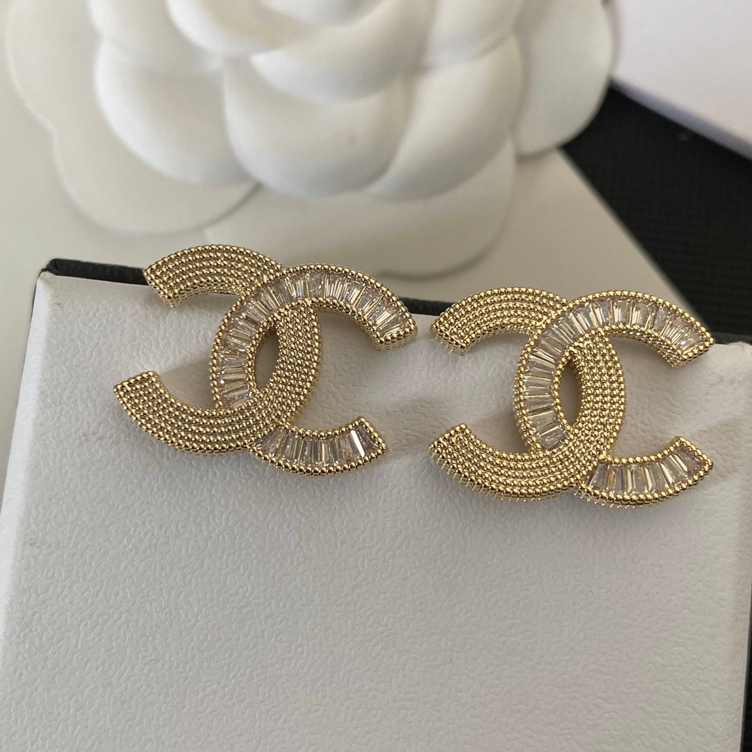 Aretes elegantes con baño de cristal