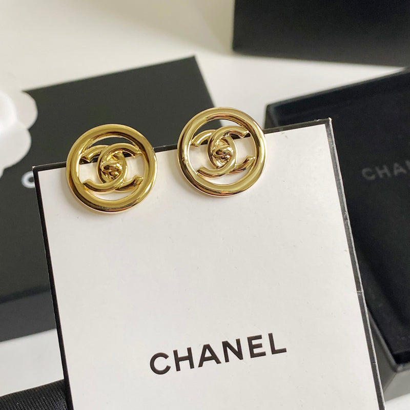 Aretes de aro con logo en metal dorado