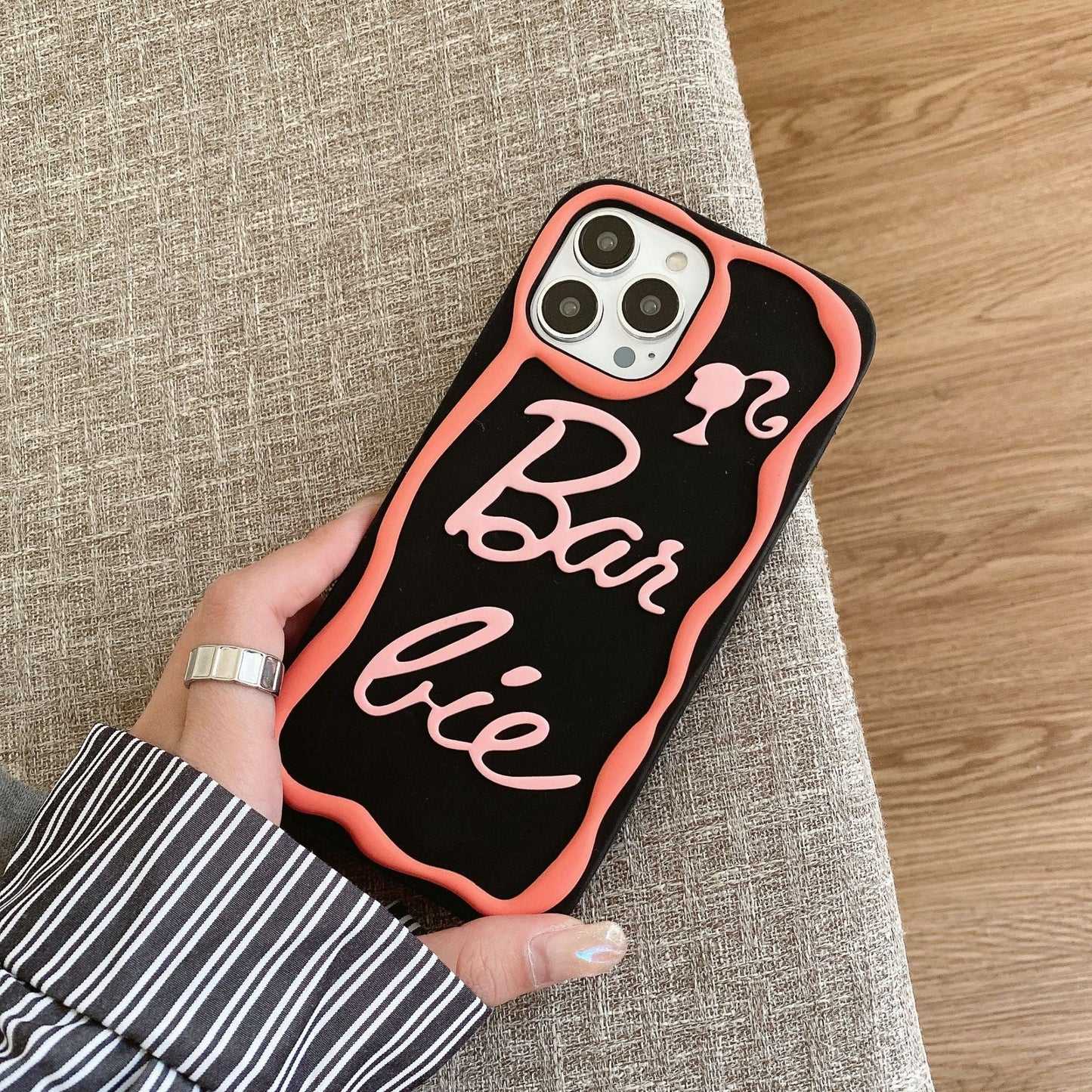 Funda de silicona con letras rosas de dibujos animados