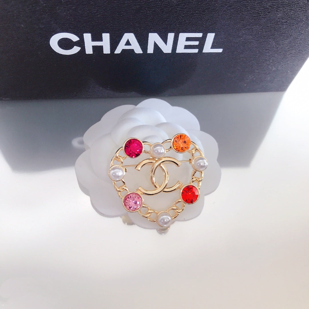 Broche de diamante colorido con forma de corazón
