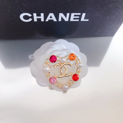 Broche de diamante colorido con forma de corazón