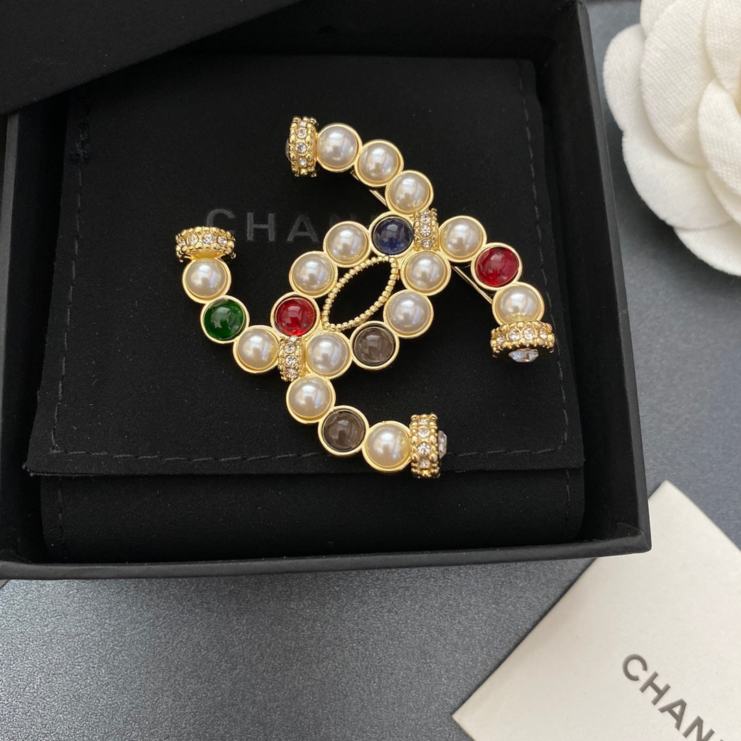 Broche de Perlas y Diamantes de Colores