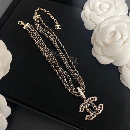 Collier pendentif lettre en cuir triple couche premium