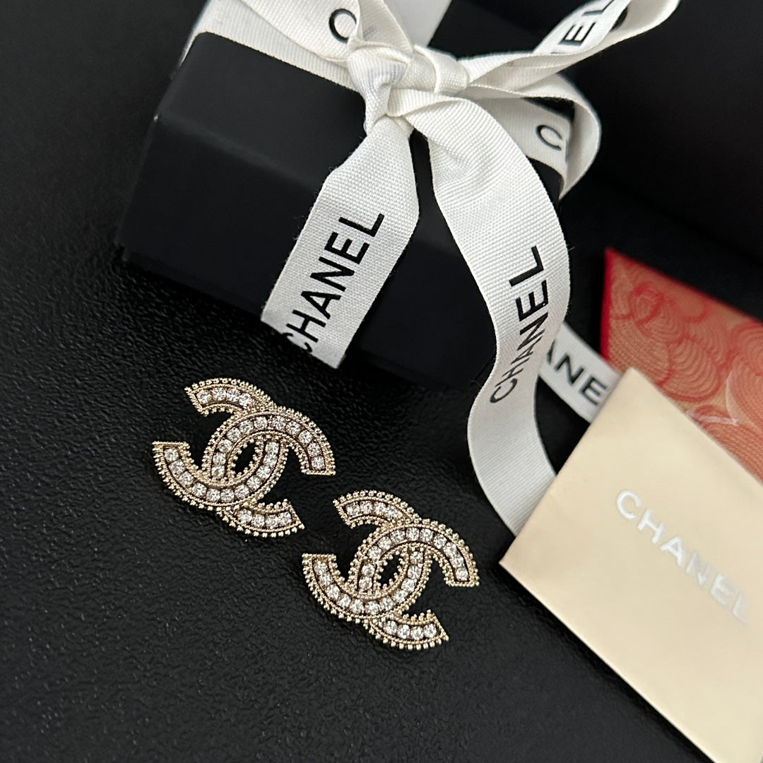 Aretes con logo vintage y diamantes completos