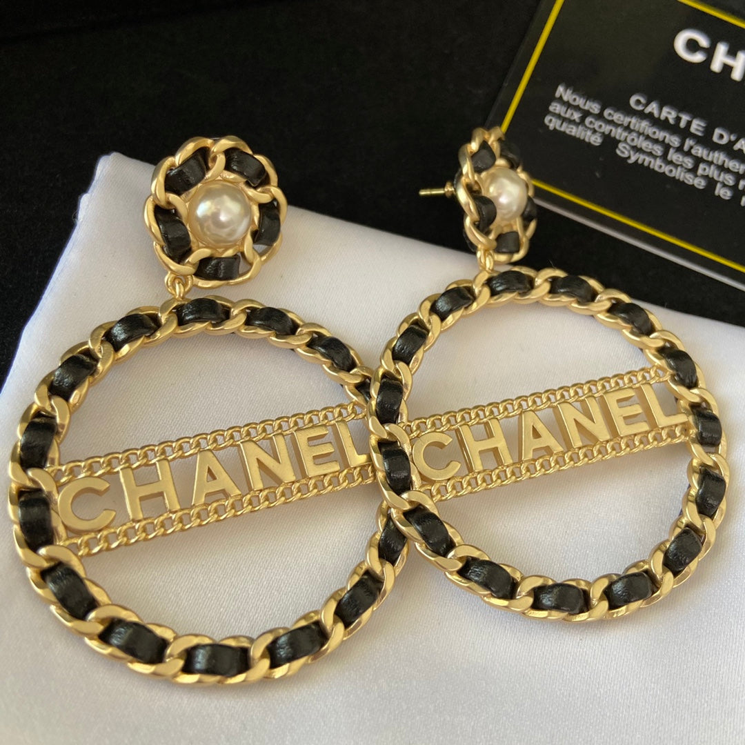Pendientes de aro grandes de cuero a la moda