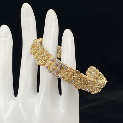 Pulsera abierta de camelia grabada en relieve