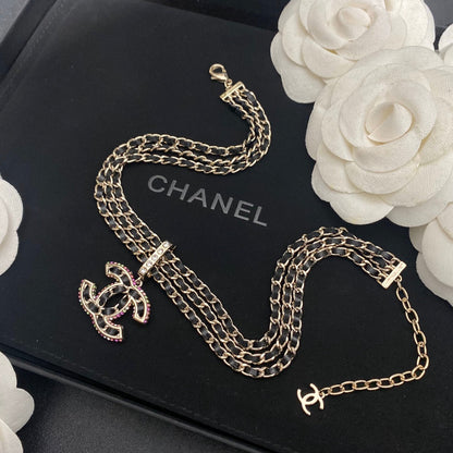 Collier pendentif lettre en cuir triple couche premium