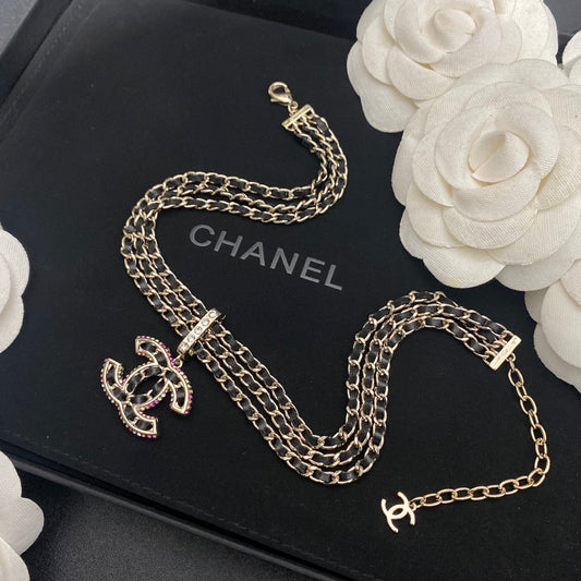 Collier pendentif lettre en cuir triple couche premium