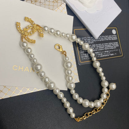 Collier ras du cou avec perle irrégulière