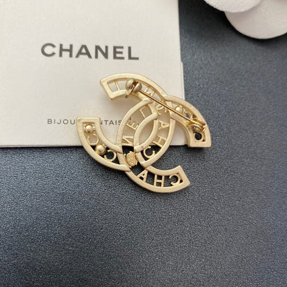 Broche élégante diamant et perle scintillants