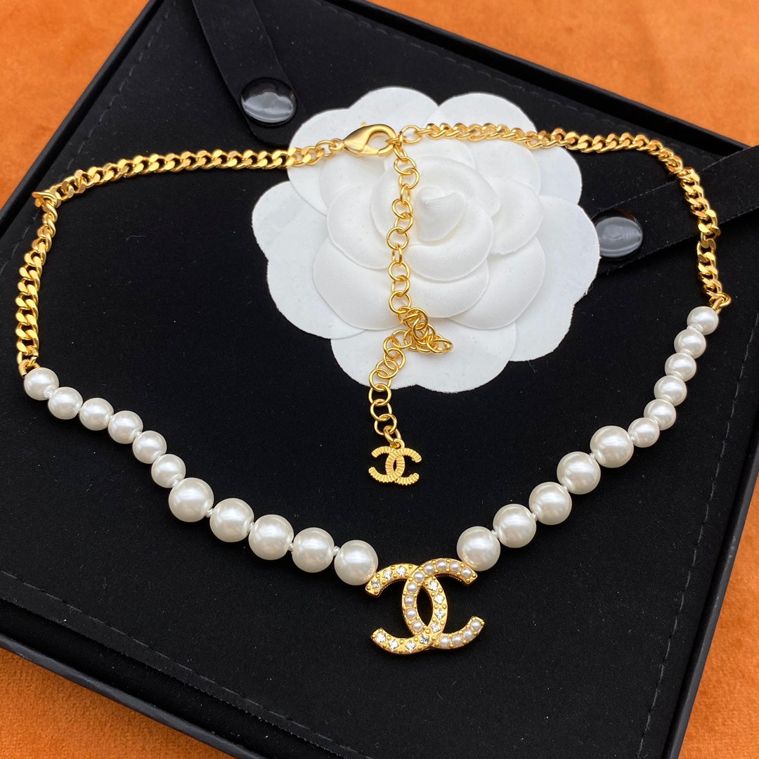 Collar de perlas con puntada de cadena creativa