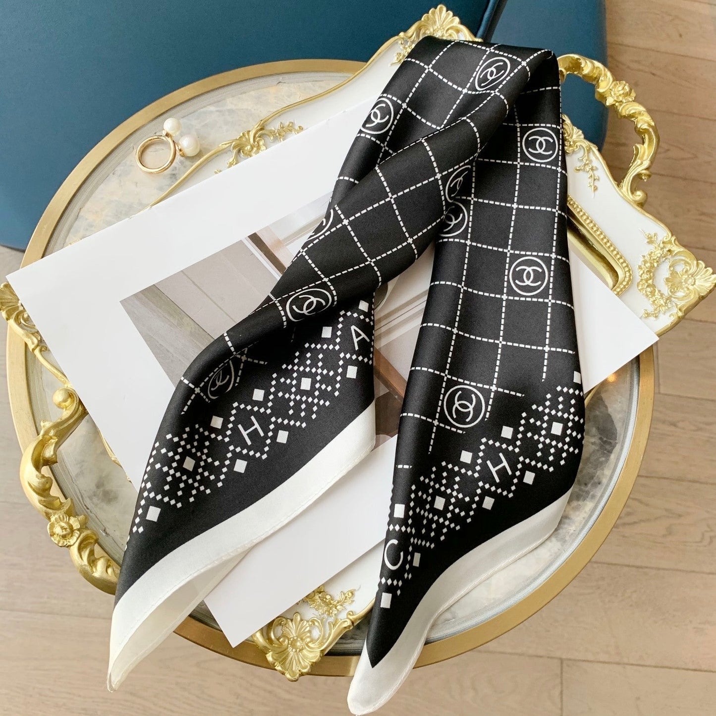 Pañuelo de seda cuadrado elegante con rombos