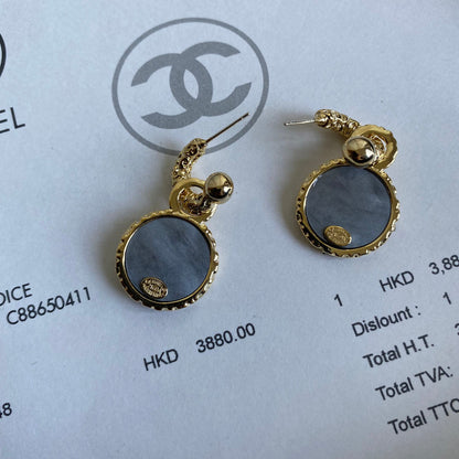 Pendientes con diseño plisado