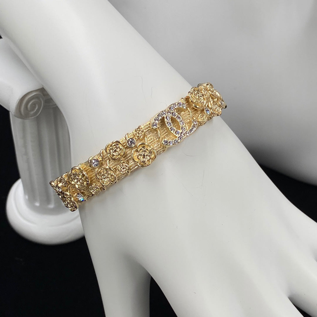 Pulsera abierta de camelia grabada en relieve