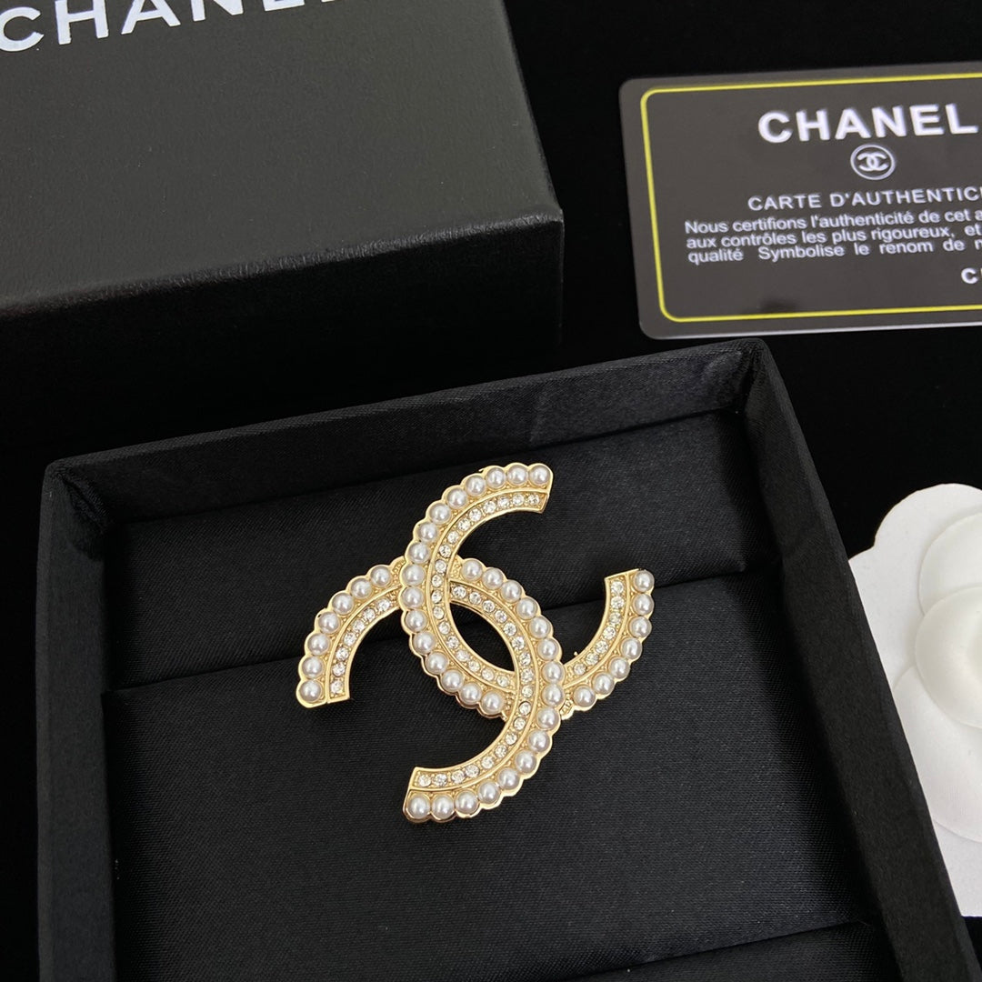Broche de diamantes y perlas con temple