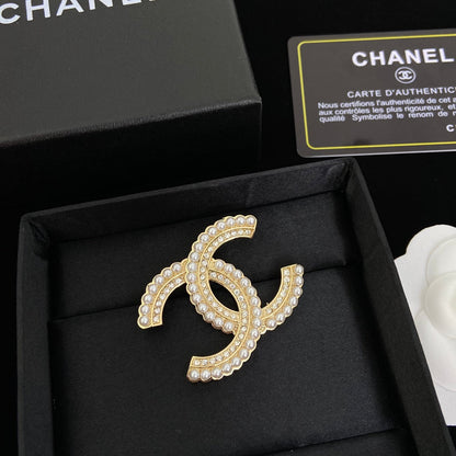 Broche de diamantes y perlas con temple