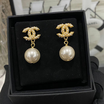 Pendientes colgantes de perlas elegantes y modernos