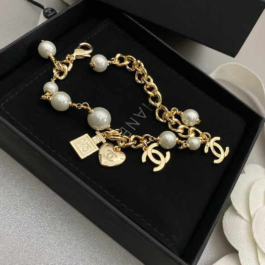 Bracelet avec pendentif flacon de parfum