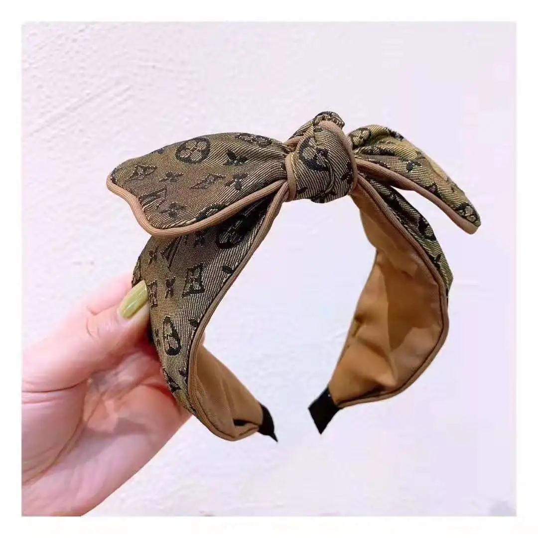 Diadema con lazo bordado estampado