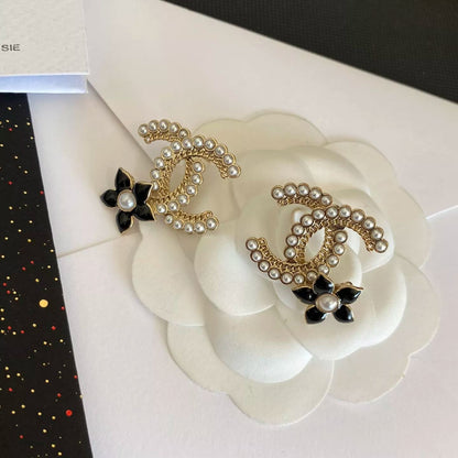 Boucles d'oreilles clous fleur perle en résine époxy