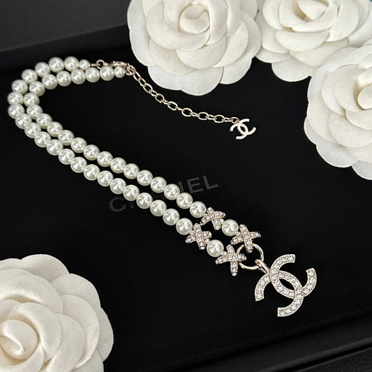 Collier élégant de diamants et de perles