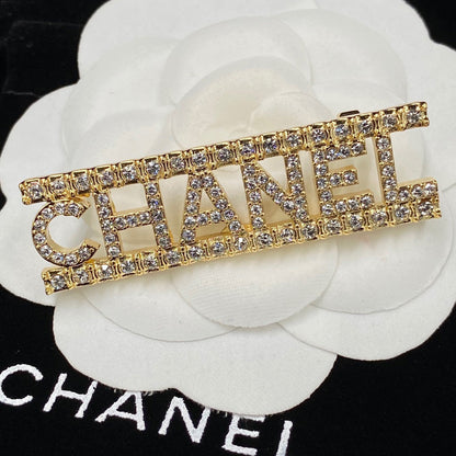 Broche lettre diamant étincelant