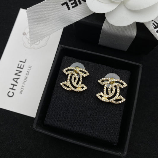 Clous d'oreilles lettre diamant ajourés