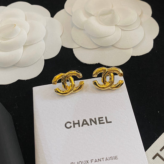 Puces d'oreilles délicates en or avec logo