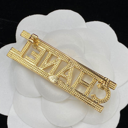 Broche lettre diamant étincelant