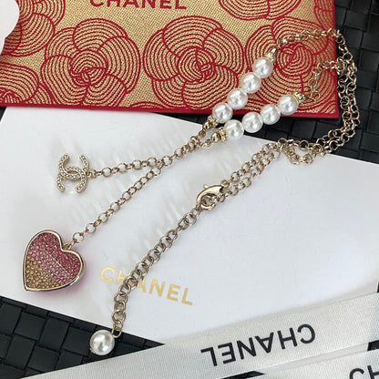 Collier de perles avec pendentif cœur rose