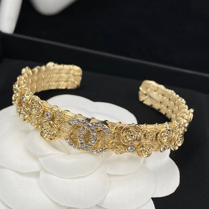 Pulsera abierta de camelia grabada en relieve