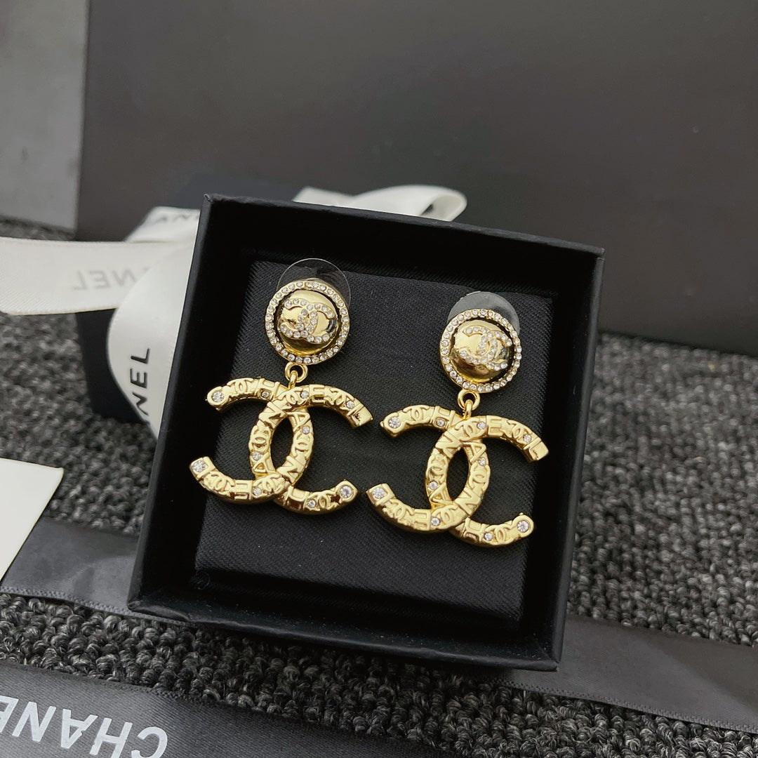 Pendientes metálicos con colgante de cristal