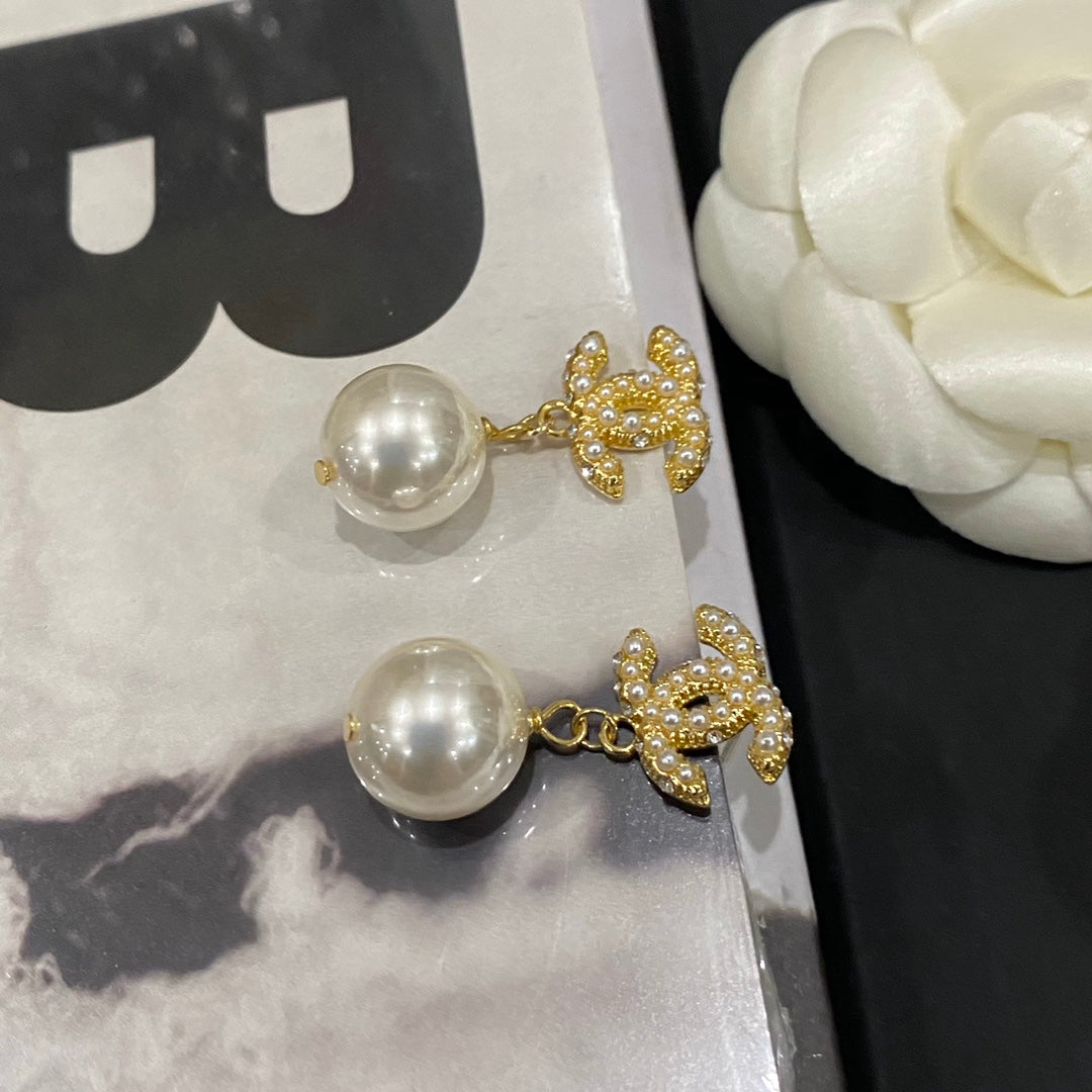 Pendientes colgantes de perlas elegantes y modernos