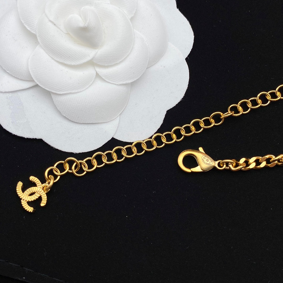 Collar de perlas con puntada de cadena creativa
