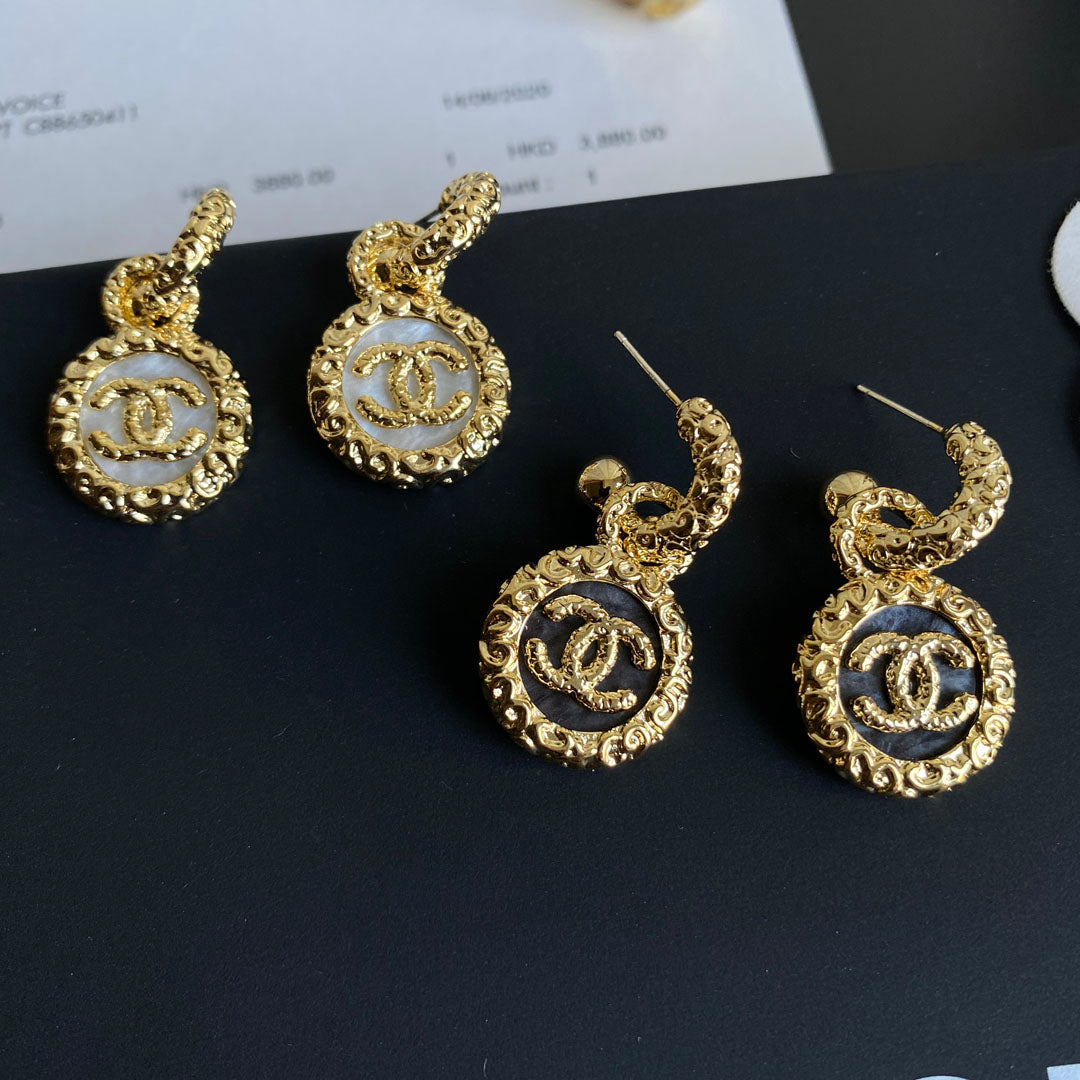 Pendientes con diseño plisado
