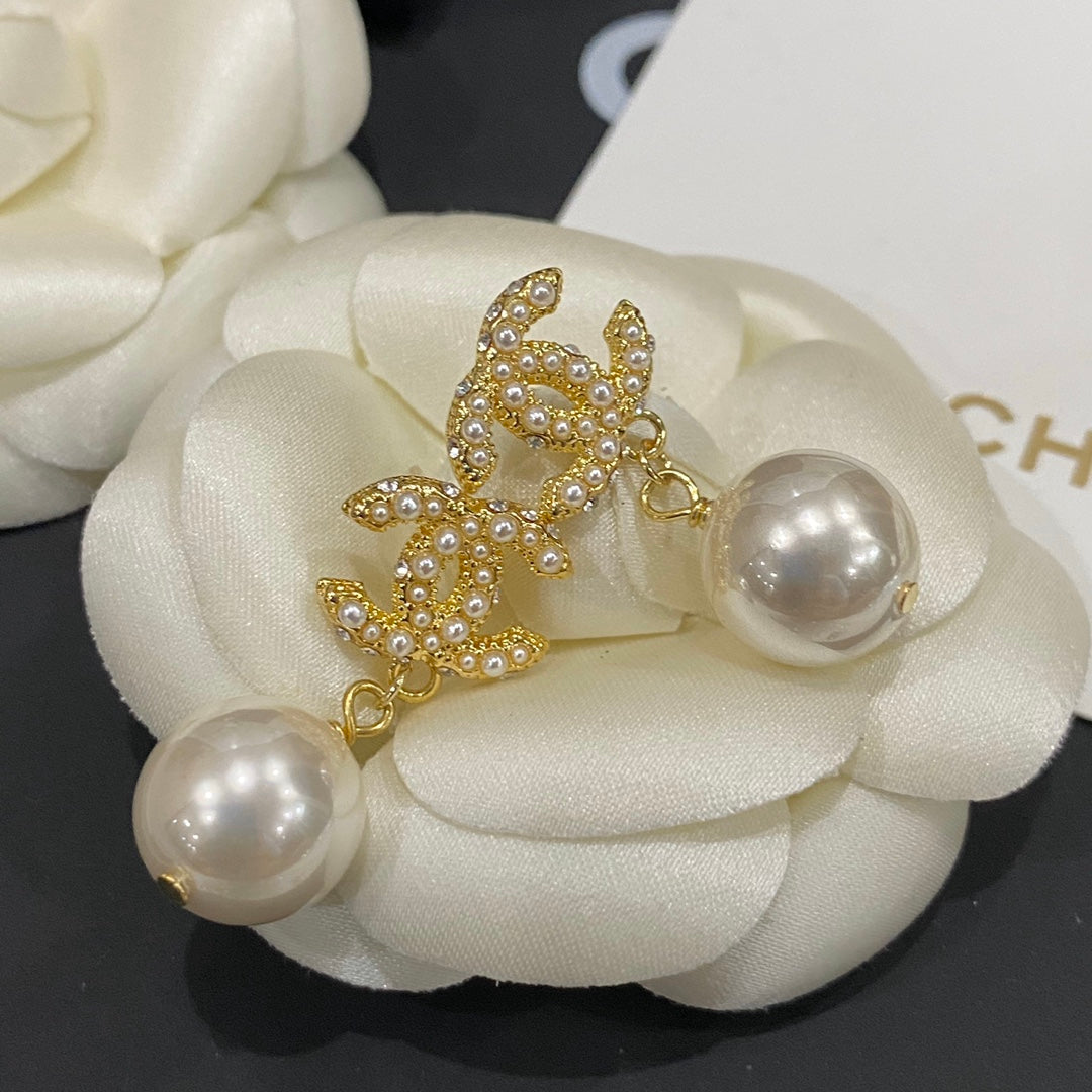 Pendientes colgantes de perlas elegantes y modernos