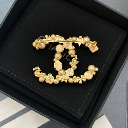 Broche clásico de diamante, perla y oro