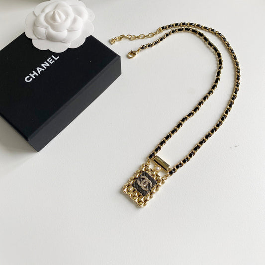 Collier en cuir avec pendentif flacon de parfum