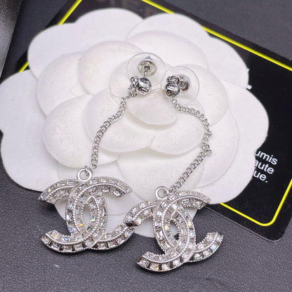 Boucles d'oreilles pendantes à logo brillant