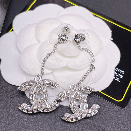 Boucles d'oreilles pendantes à logo brillant