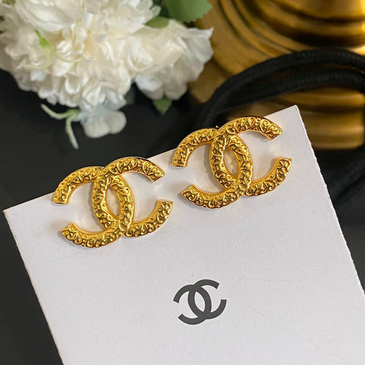 Boucles d'oreilles clous texte texturées de qualité supérieure