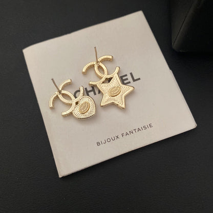 Boucles d'oreilles asymétriques en diamants en forme d'étoile