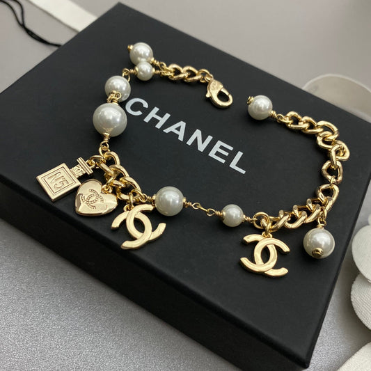 Bracelet avec pendentif flacon de parfum