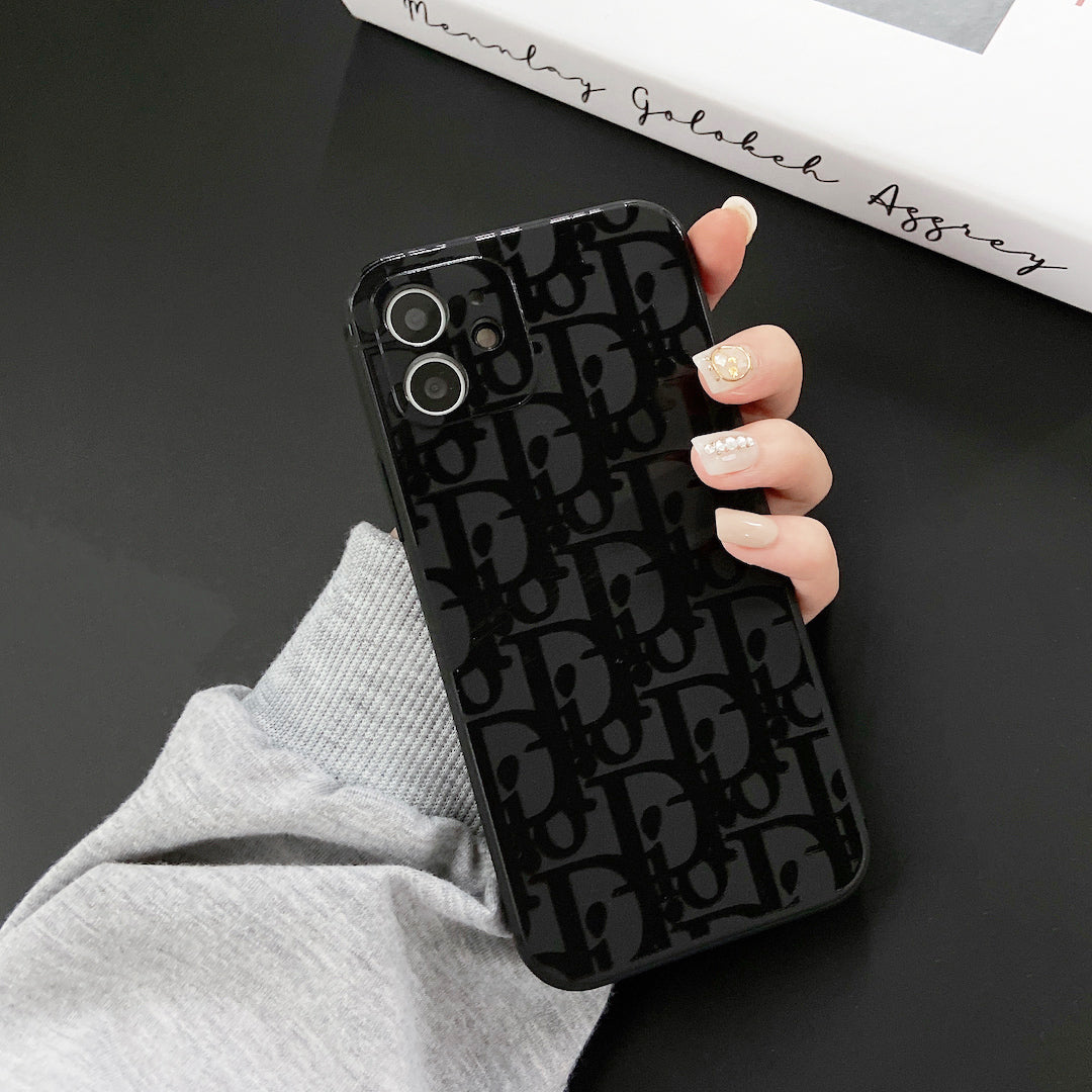 Estuche con el logo "D" negro